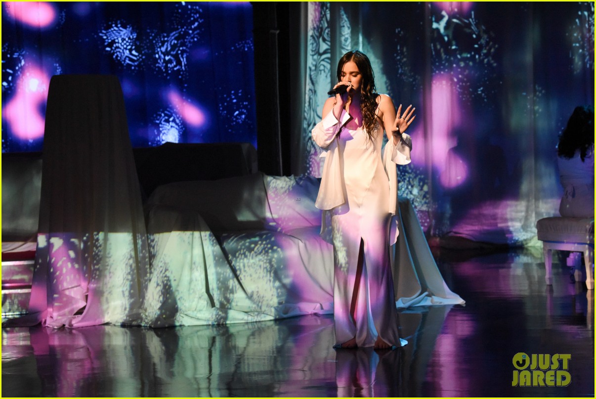 Hailee Steinfeld Delivers First 'Wrong Direction' Performance: 'I Didn't Expect It To Be As Hard'