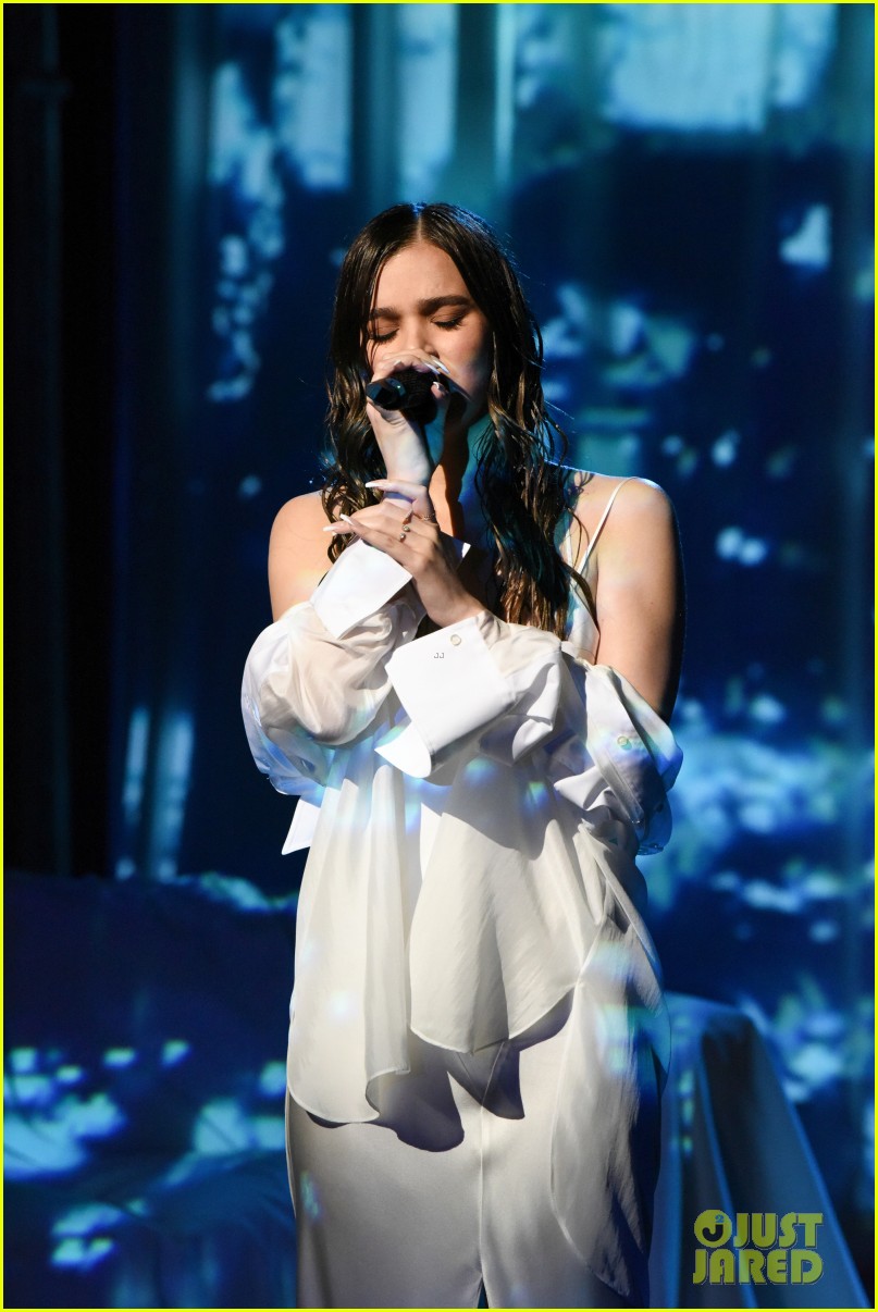 Hailee Steinfeld Delivers First 'Wrong Direction' Performance: 'I Didn't Expect It To Be As Hard'