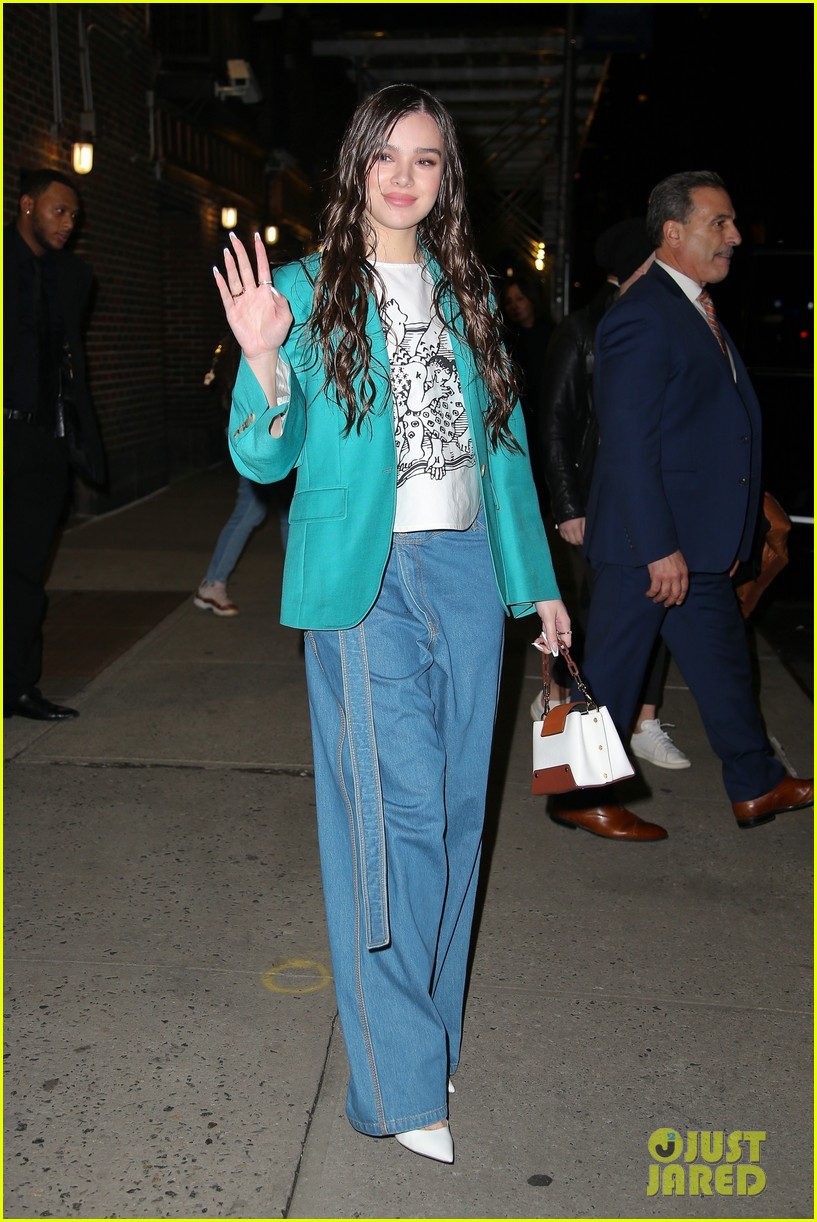 Hailee Steinfeld Delivers First 'Wrong Direction' Performance: 'I Didn't Expect It To Be As Hard'