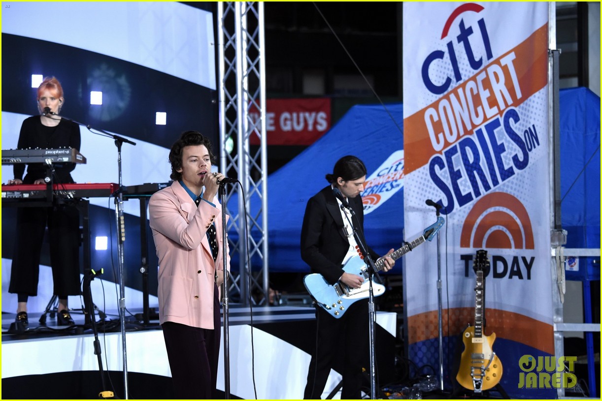 Harry Styles Gets Fan To Go Hysterical When He Gives Her Tickets To His Tour! (Video)