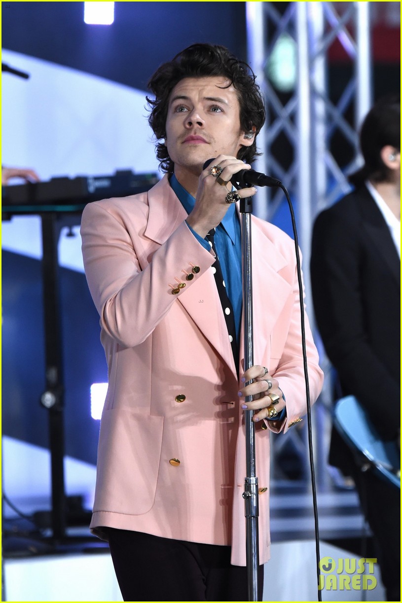 Harry Styles Gets Fan To Go Hysterical When He Gives Her Tickets To His Tour! (Video)