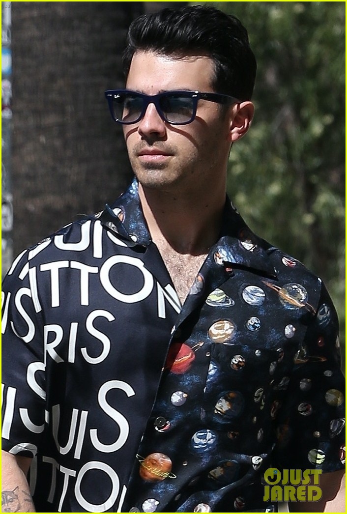 Joe Jonas & Pregnant Sophie Turner Make A Juice Bar Run