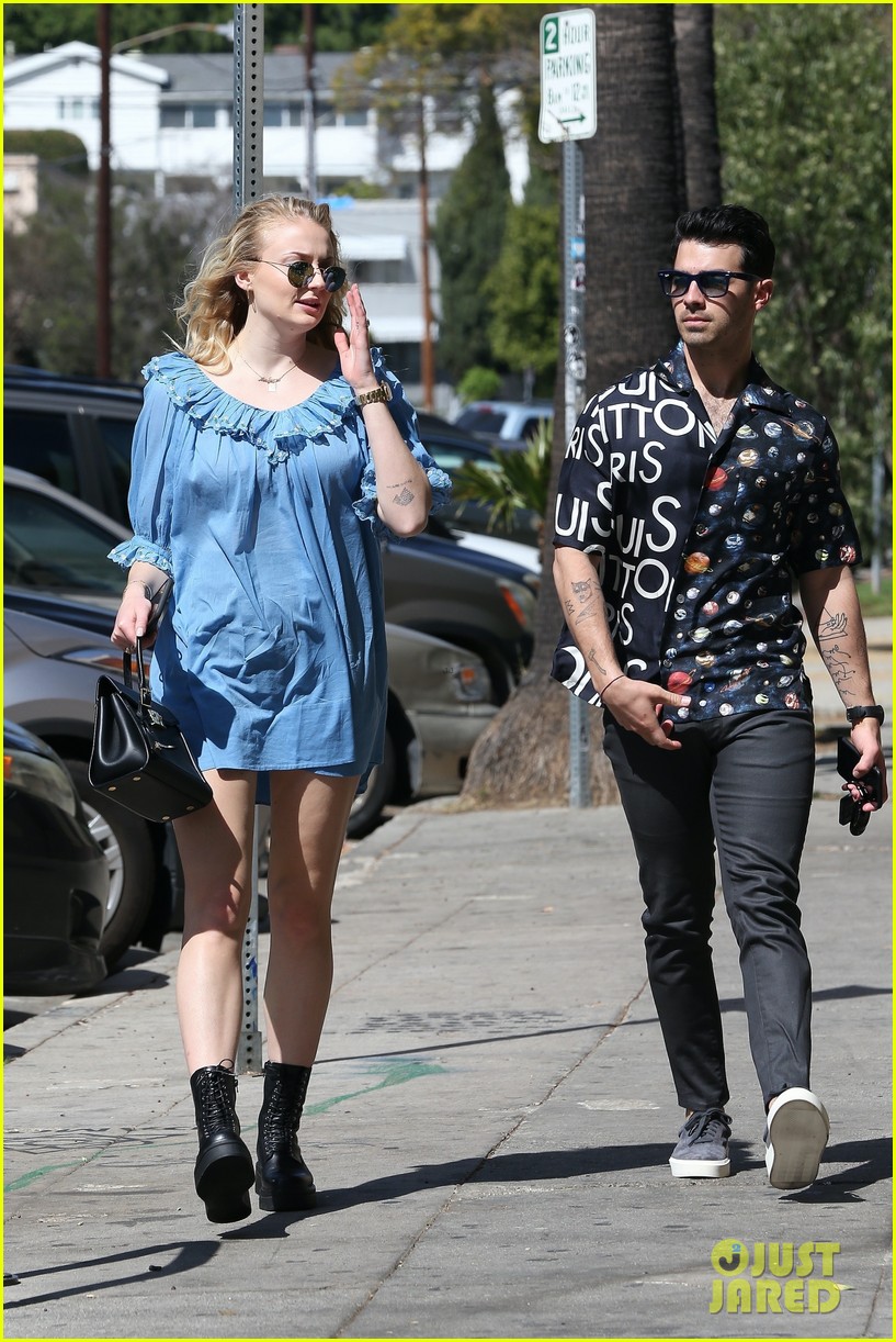 Joe Jonas & Pregnant Sophie Turner Make A Juice Bar Run