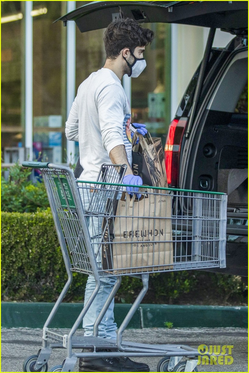 Demi Lovato & Boyfriend Max Ehrich Wear Masks While Grocery Shopping