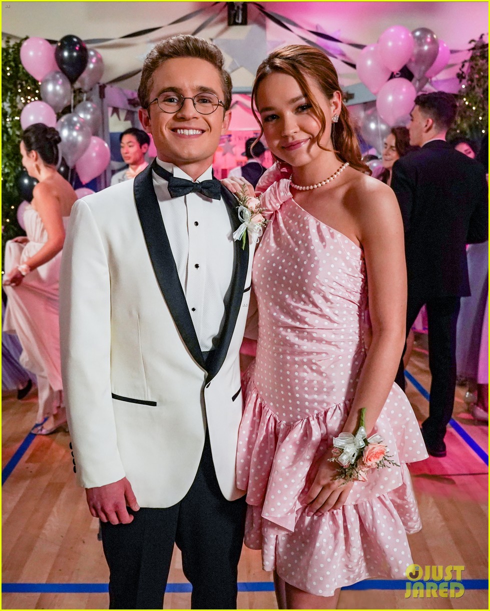 Sean Giambrone & Sadie Stanley Get Ready For Prom On 'The Goldbergs' Season Finale!