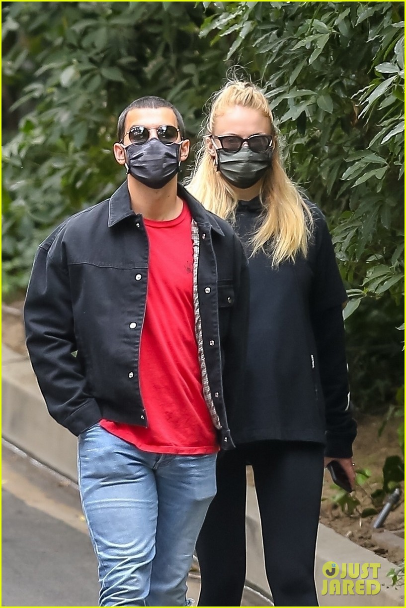 Sophie Turner & Joe Jonas Go for a Walk Amid Pandemic in LA