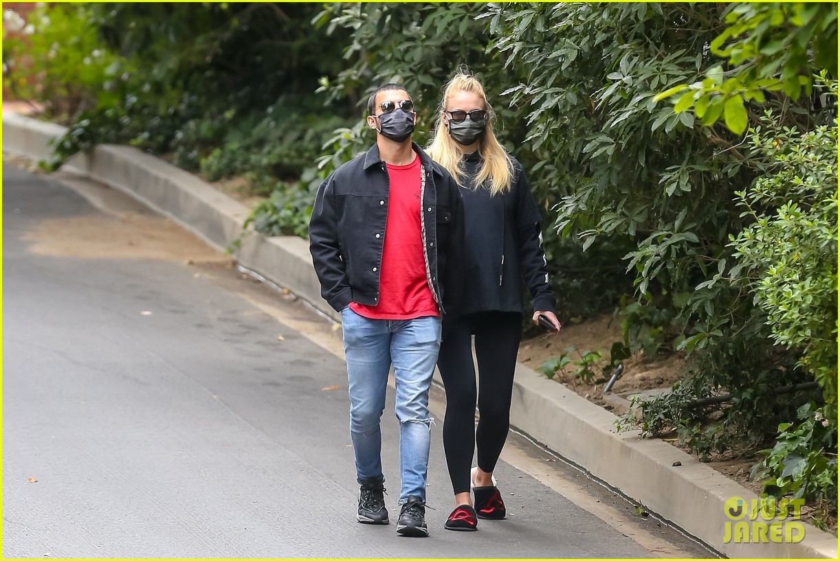 Sophie Turner & Joe Jonas Go for a Walk Amid Pandemic in LA