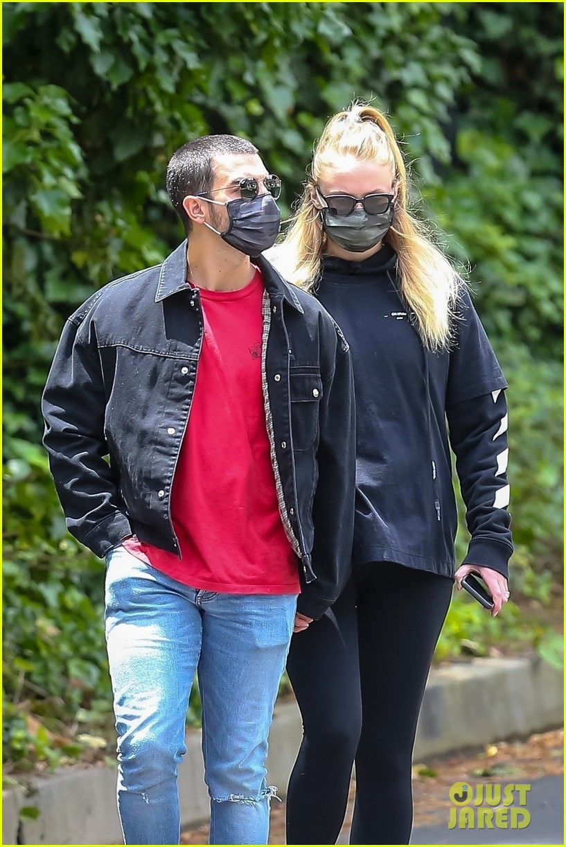 Sophie Turner & Joe Jonas Go for a Walk Amid Pandemic in LA