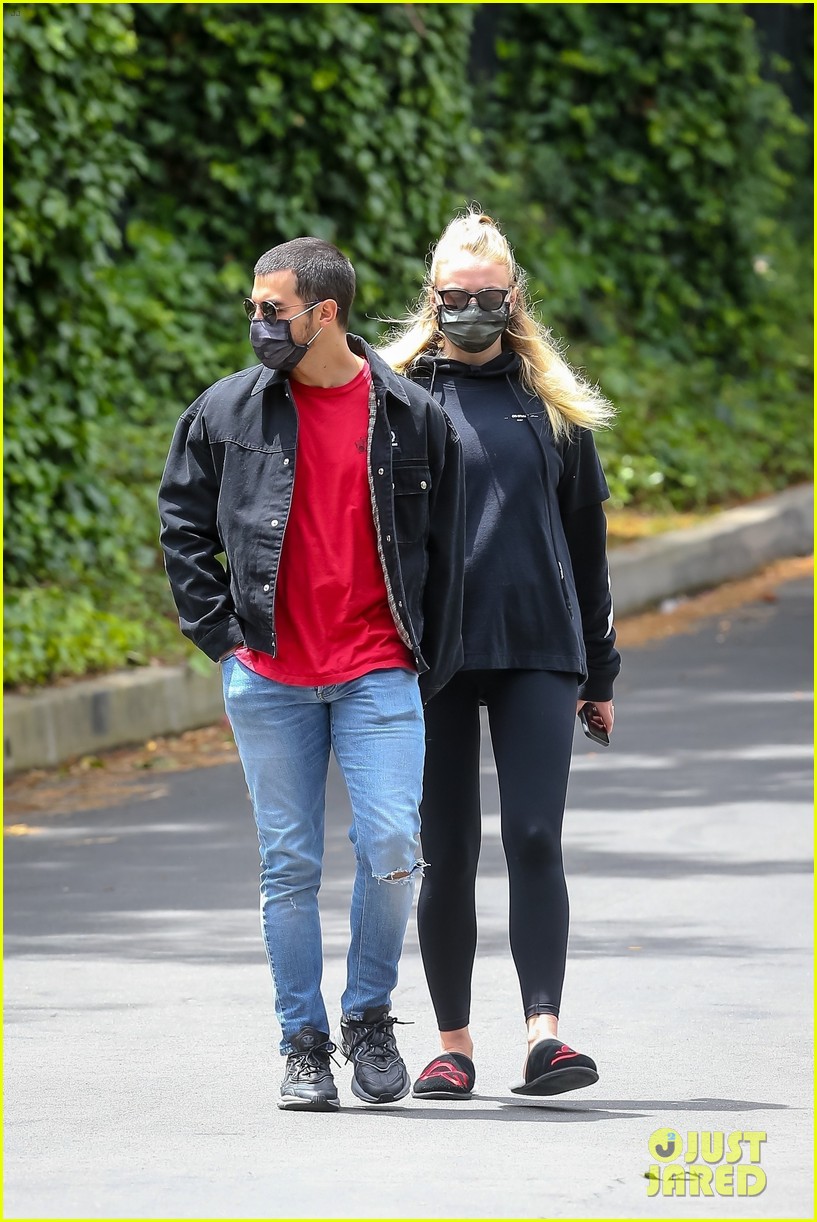 Sophie Turner & Joe Jonas Go for a Walk Amid Pandemic in LA