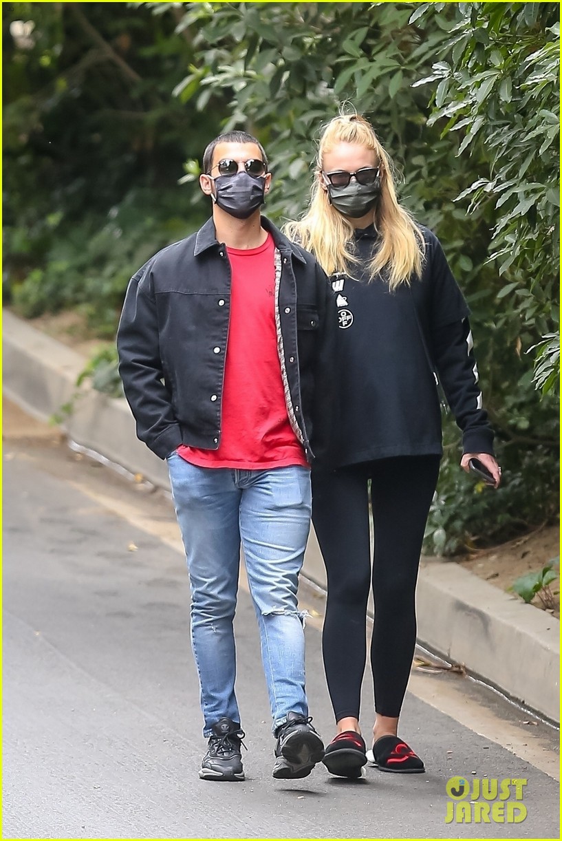 Sophie Turner & Joe Jonas Go for a Walk Amid Pandemic in LA