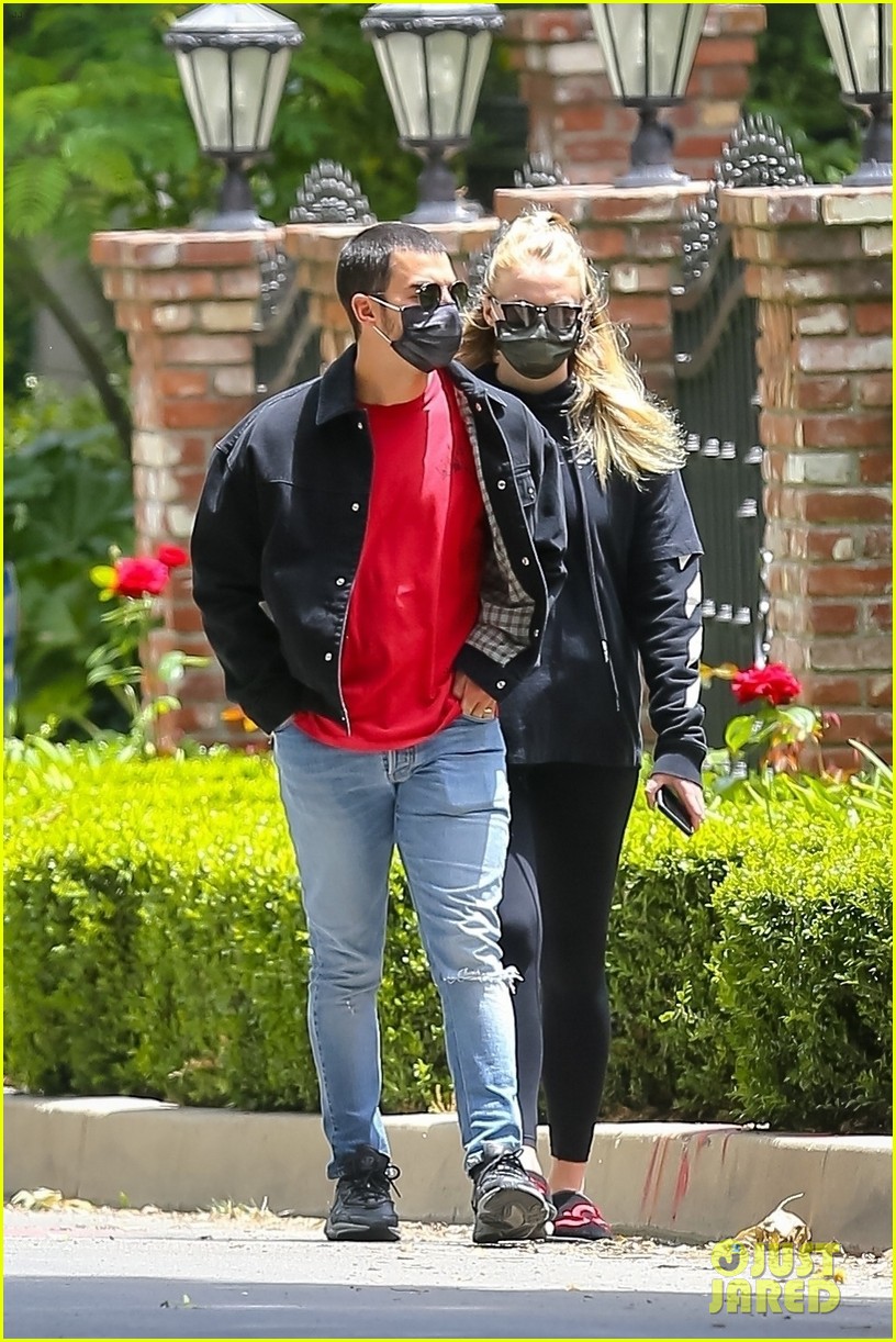 Sophie Turner & Joe Jonas Go for a Walk Amid Pandemic in LA