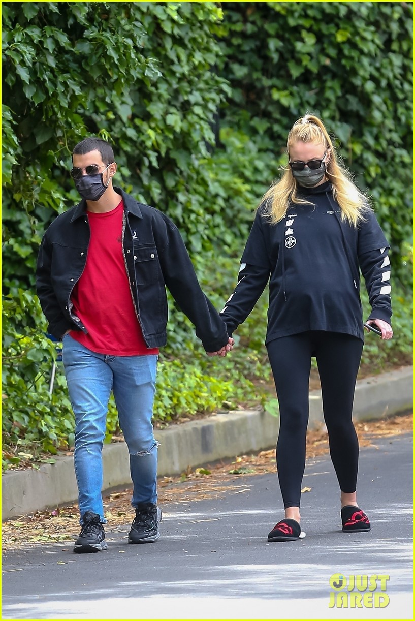 Sophie Turner & Joe Jonas Go for a Walk Amid Pandemic in LA