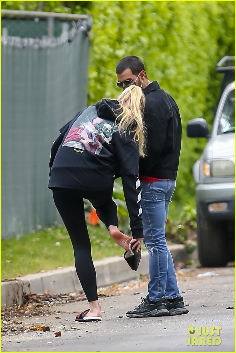 Sophie Turner & Joe Jonas Go for a Walk Amid Pandemic in LA