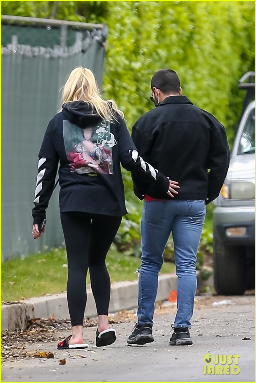 Sophie Turner & Joe Jonas Go for a Walk Amid Pandemic in LA