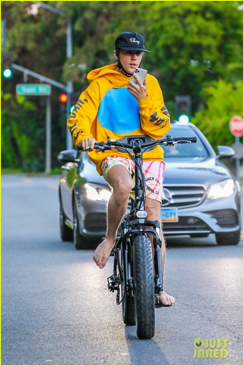 Justin Bieber Heads Out for a Bike Ride While in Quarantine