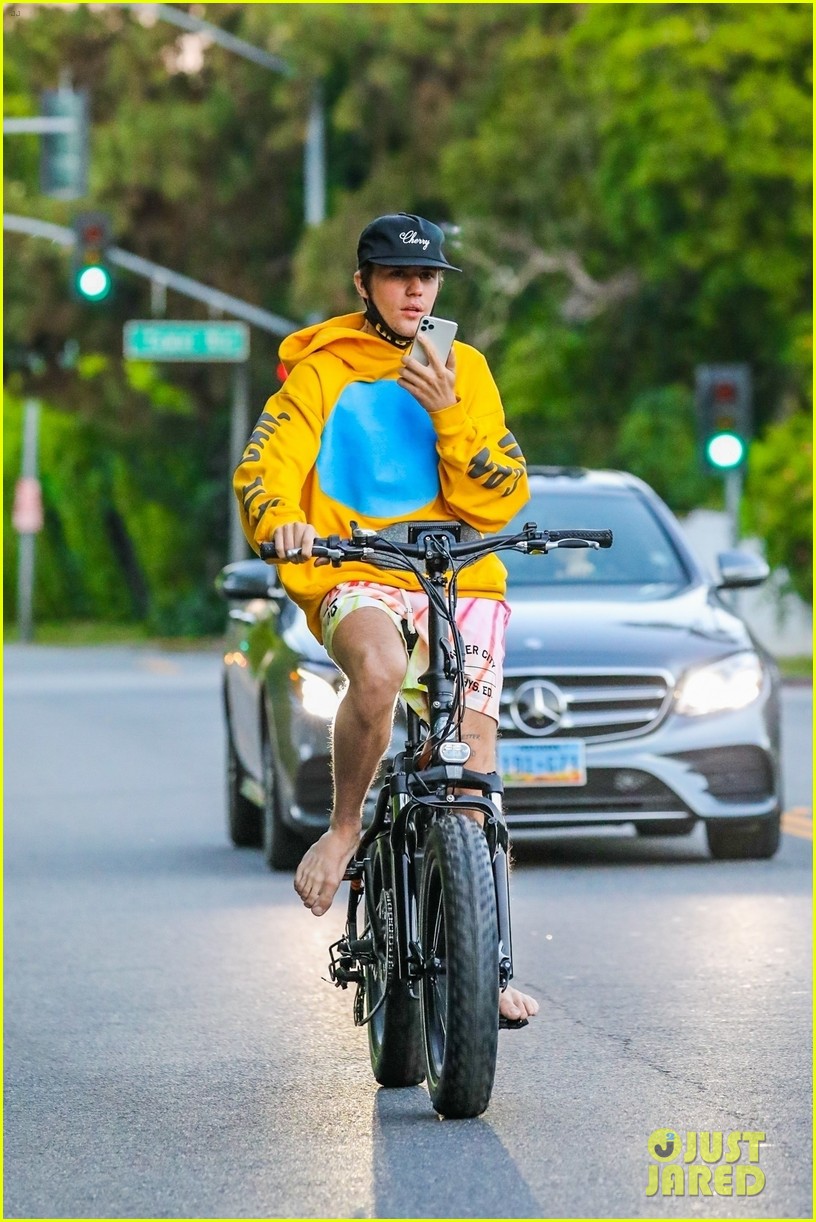 Justin Bieber Heads Out for a Bike Ride While in Quarantine