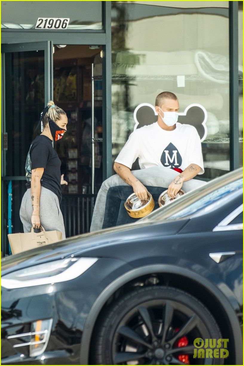 Miley Cyrus & Cody Simpson Head Out to Pick Up Dog Supplies Amid Quarantine