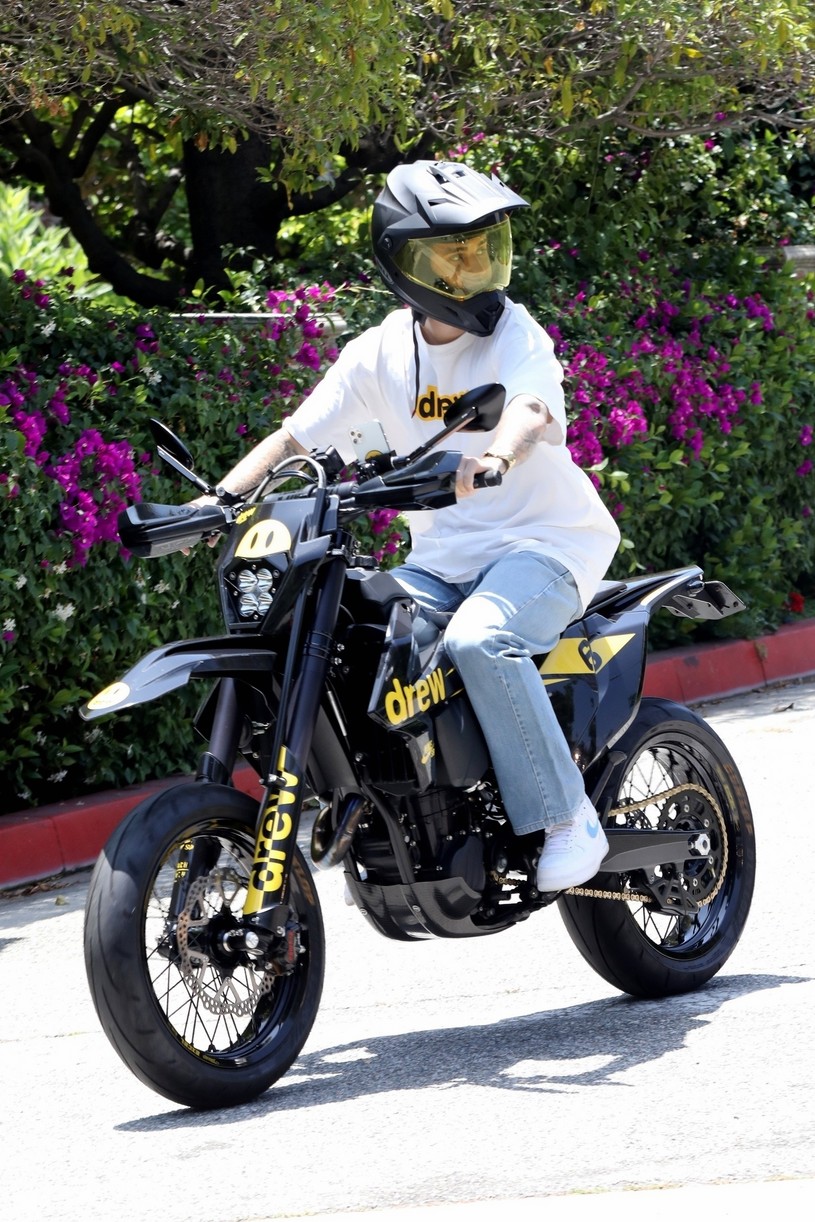 Justin Bieber Grabs Some Drinks During His Motorcycle Ride in LA