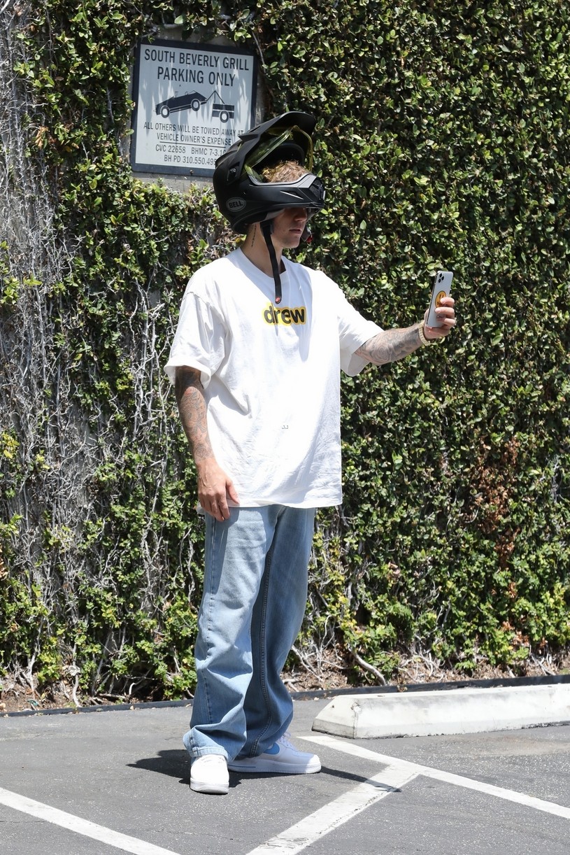 Justin Bieber Grabs Some Drinks During His Motorcycle Ride in LA