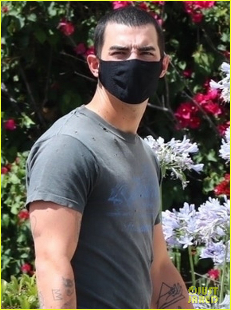 Joe Jonas Heads to Pick Up Lunch in Los Angeles