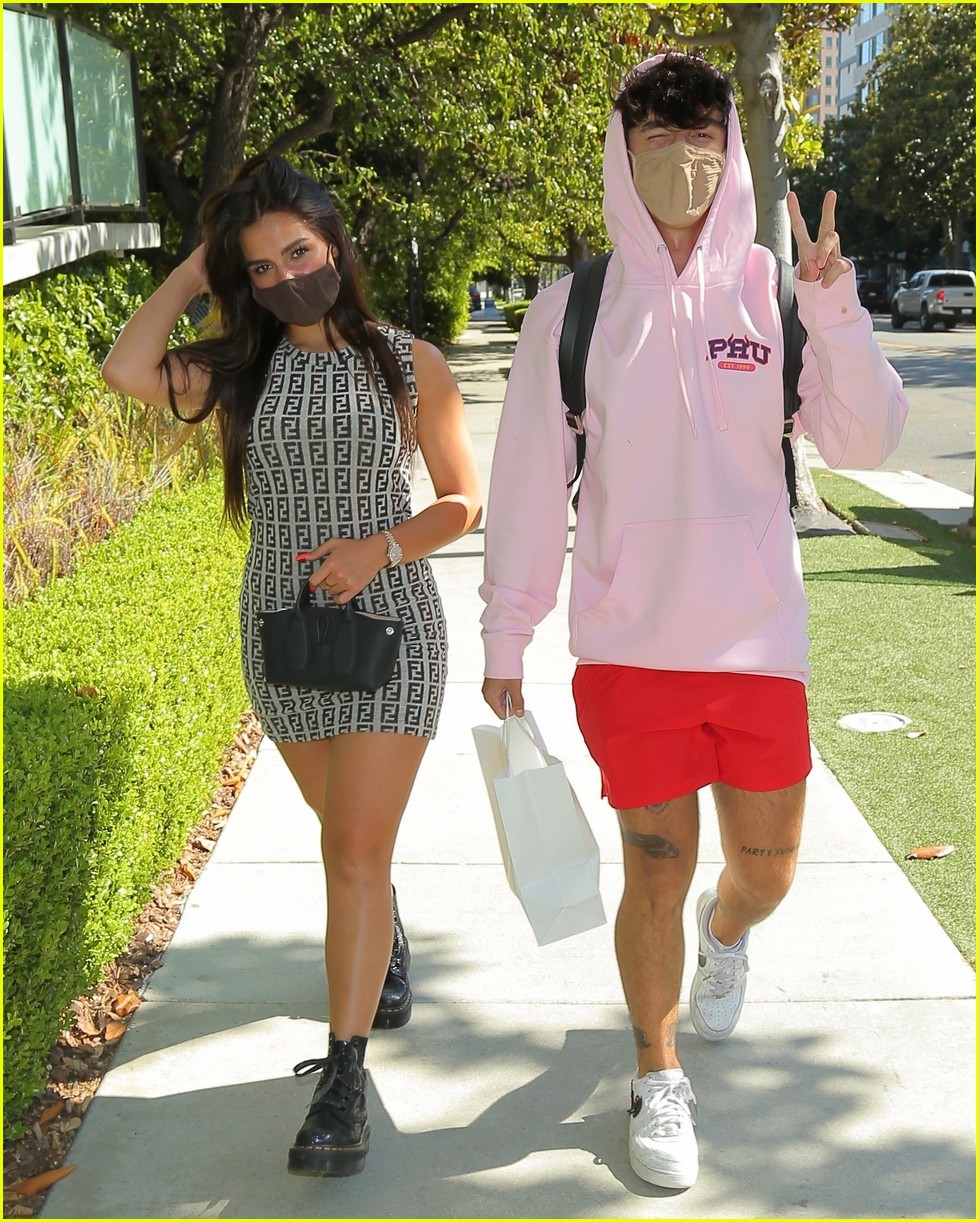 Addison Rae & Bryce Hall Join Other TikTok Stars In Continuous Duet!