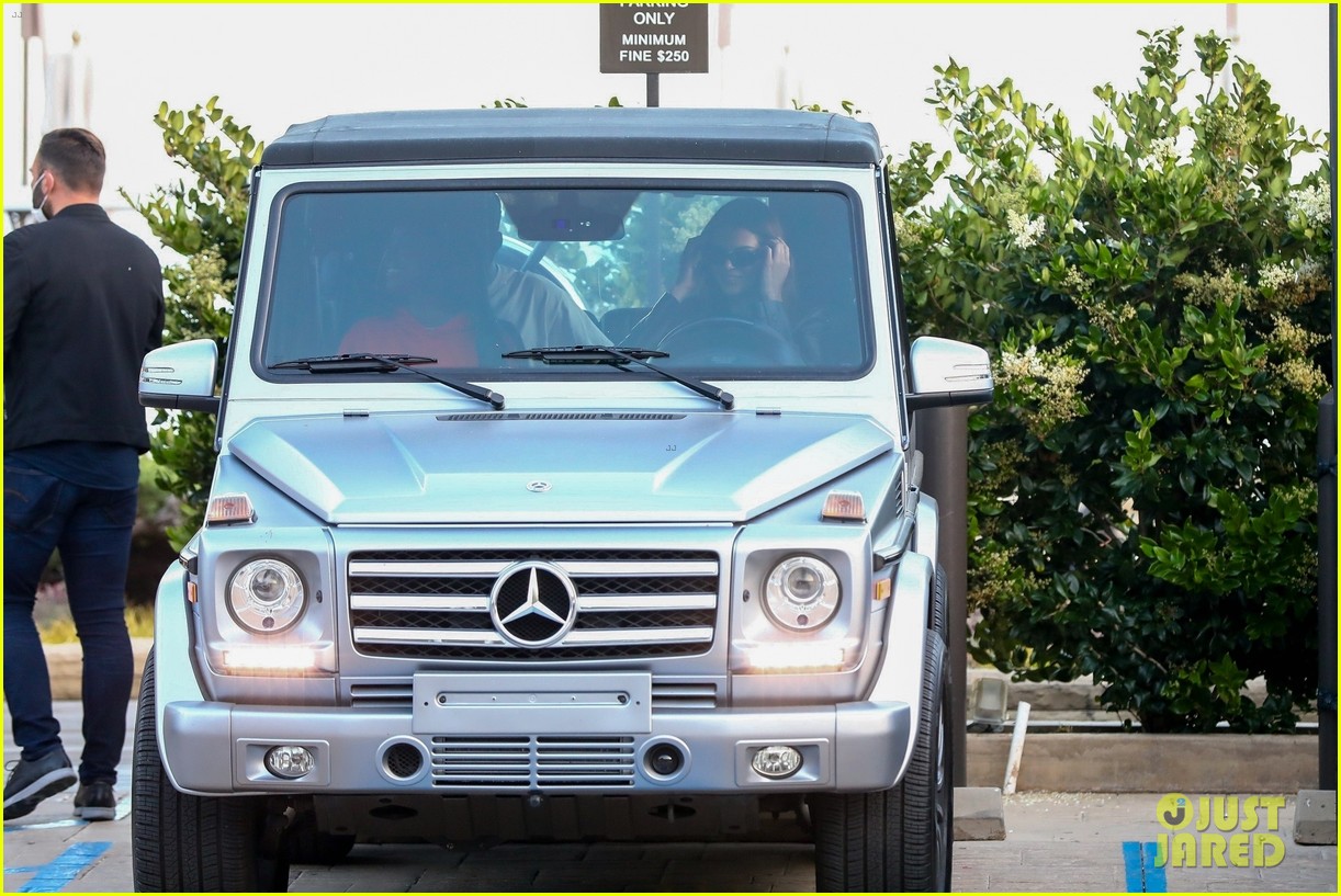 Kendall Jenner Meets Up With Friends For Dinner at Nobu