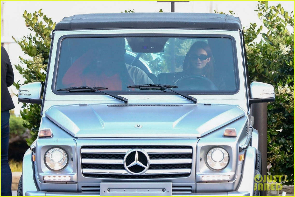 Kendall Jenner Meets Up With Friends For Dinner at Nobu