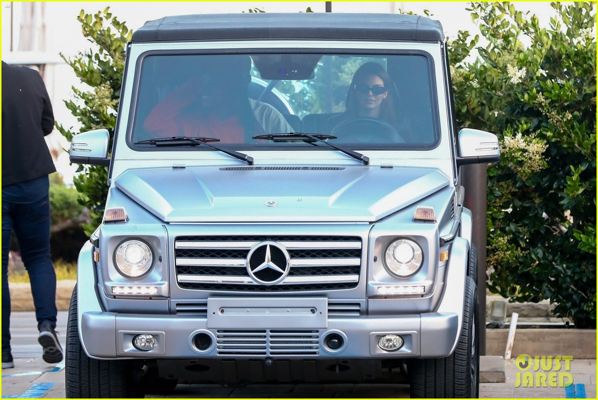 Kendall Jenner Meets Up With Friends For Dinner at Nobu