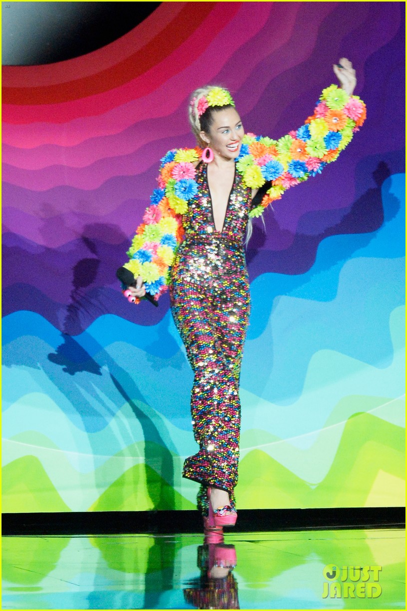 Miley Cyrus Returning To VMAs For 'Midnight Sky' Performance!