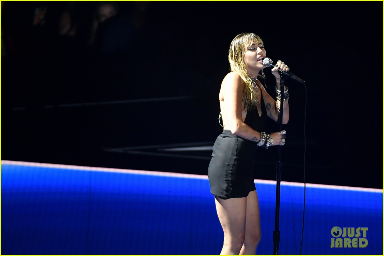 Miley Cyrus Returning To VMAs For 'Midnight Sky' Performance!