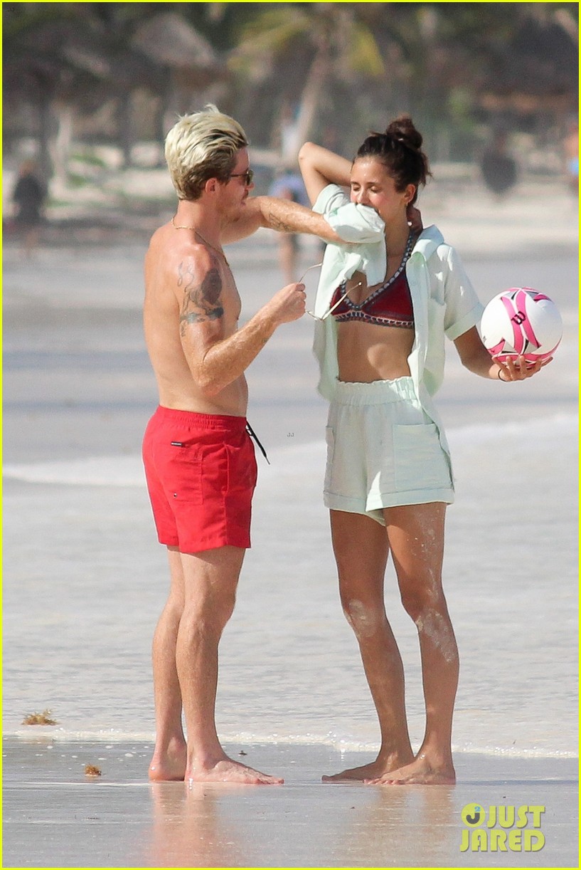 Nina Dobrev & Boyfriend Shaun White Vacation with Friends in Mexico!