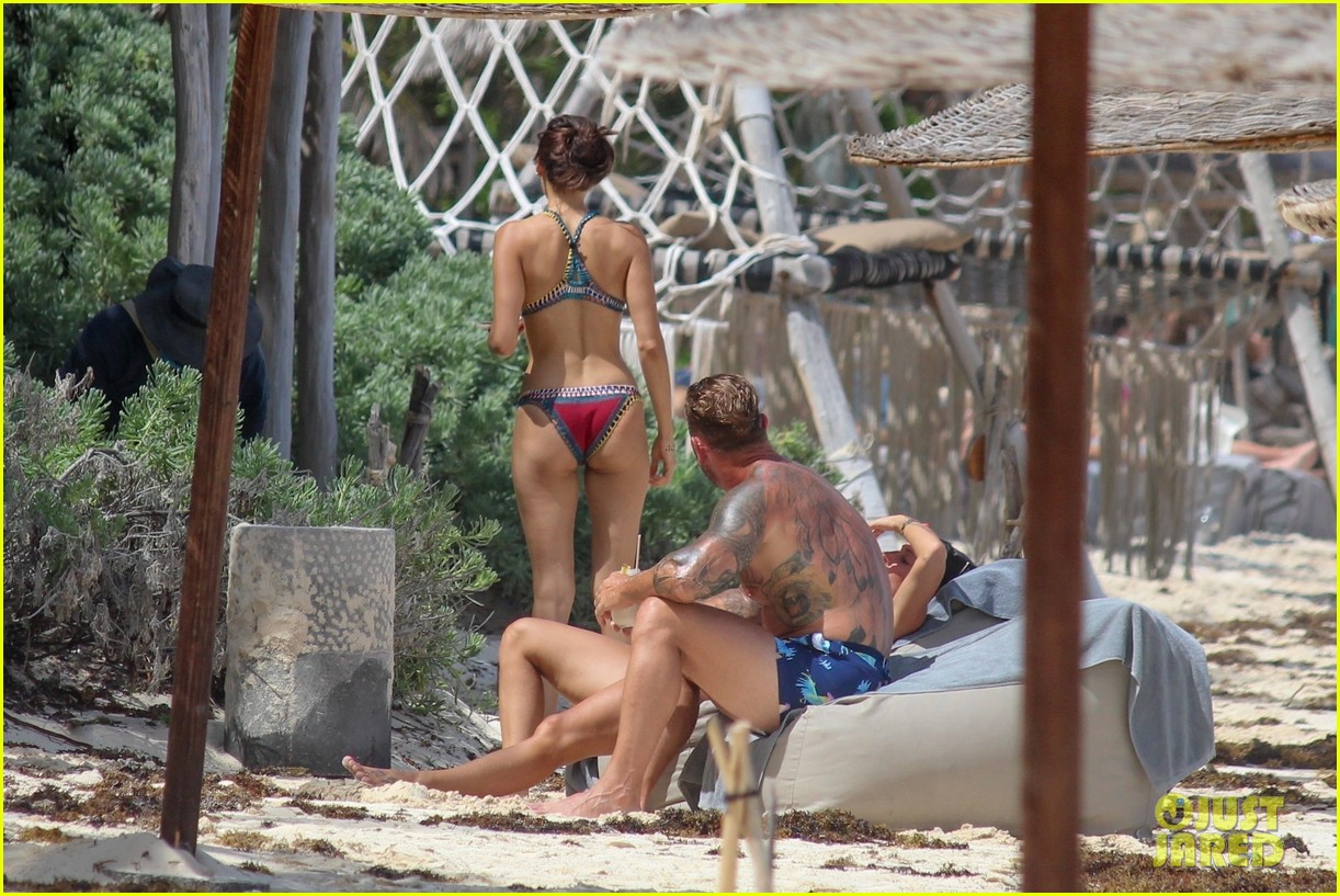 Nina Dobrev & Boyfriend Shaun White Vacation with Friends in Mexico!