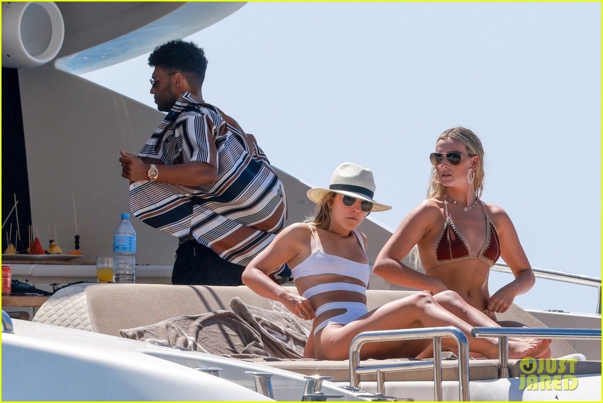 Perrie Edwards & Alex Oxlade-Chamberlain Have Fun In The Sun In Spain!