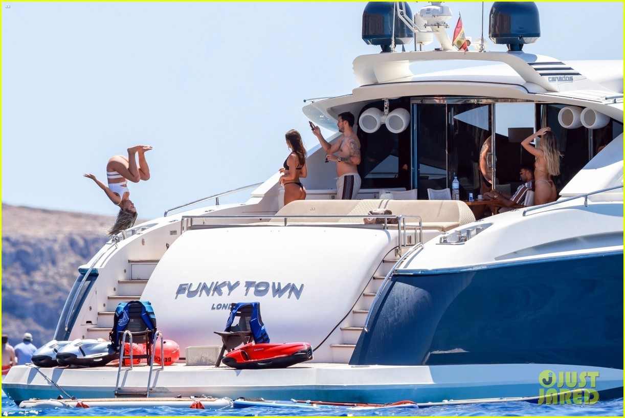 Perrie Edwards & Alex Oxlade-Chamberlain Have Fun In The Sun In Spain!