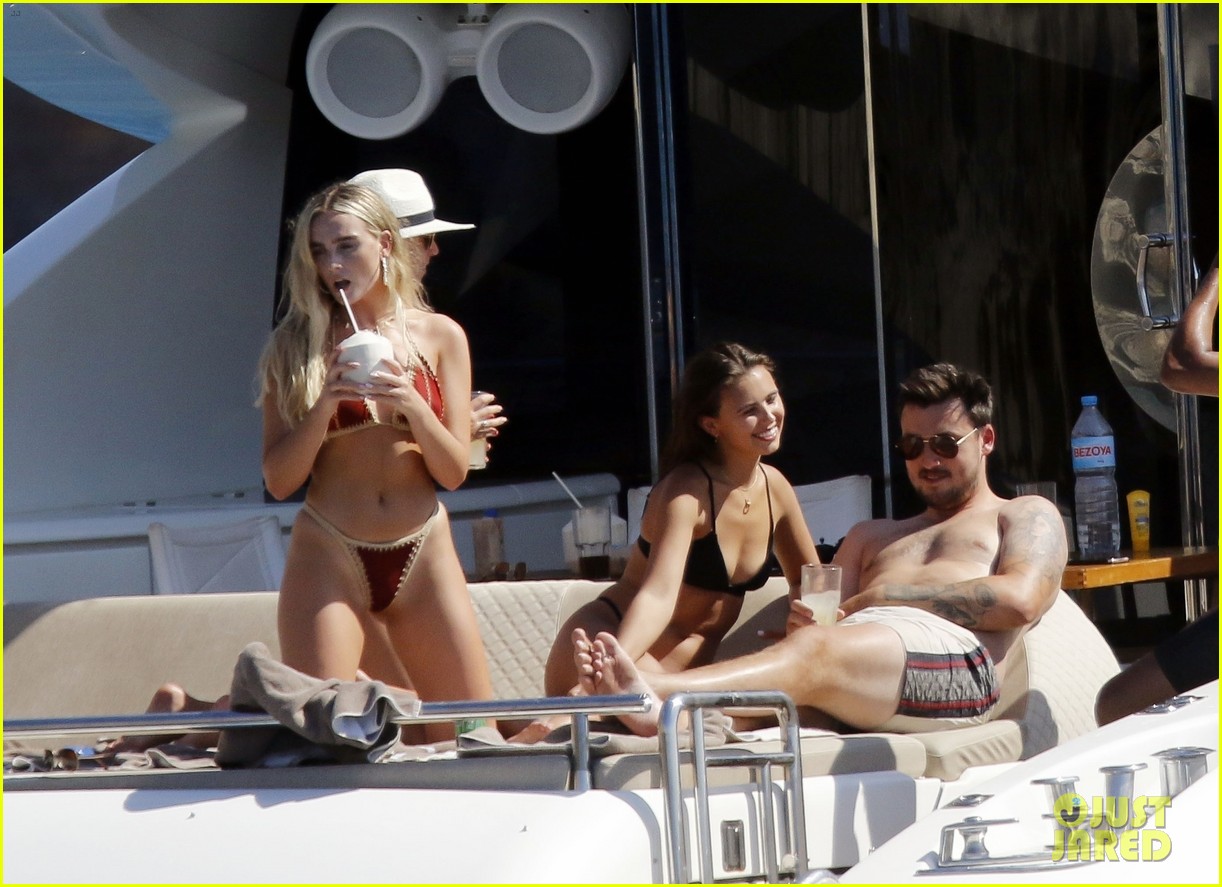 Perrie Edwards & Alex Oxlade-Chamberlain Have Fun In The Sun In Spain!