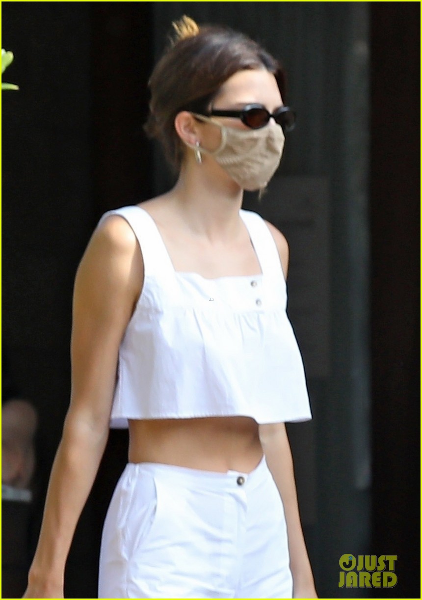 Kendall Jenner Spends the Afternoon at Lunch with Friends