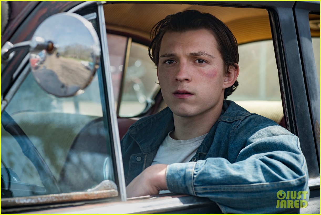 Tom Holland & Robert Pattinson Star In First Look Photos From New Movie 'The Devil All The Time'