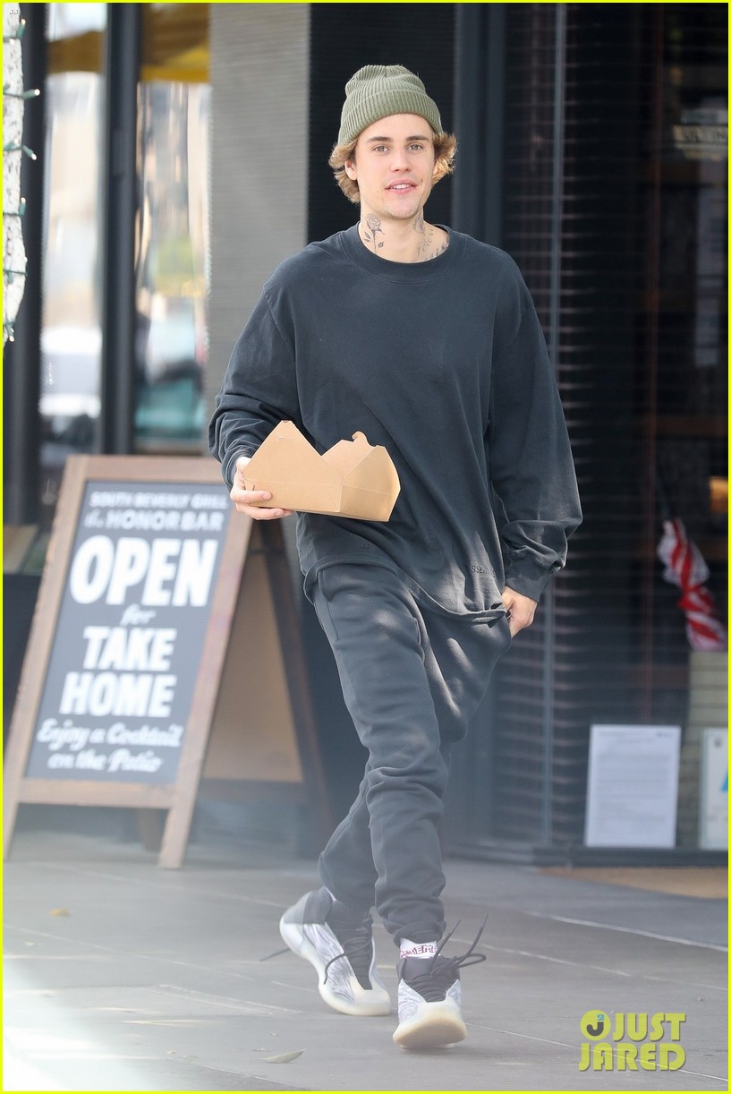 Justin Bieber Eats Avocado Toast While Walking Down the Sidewalk