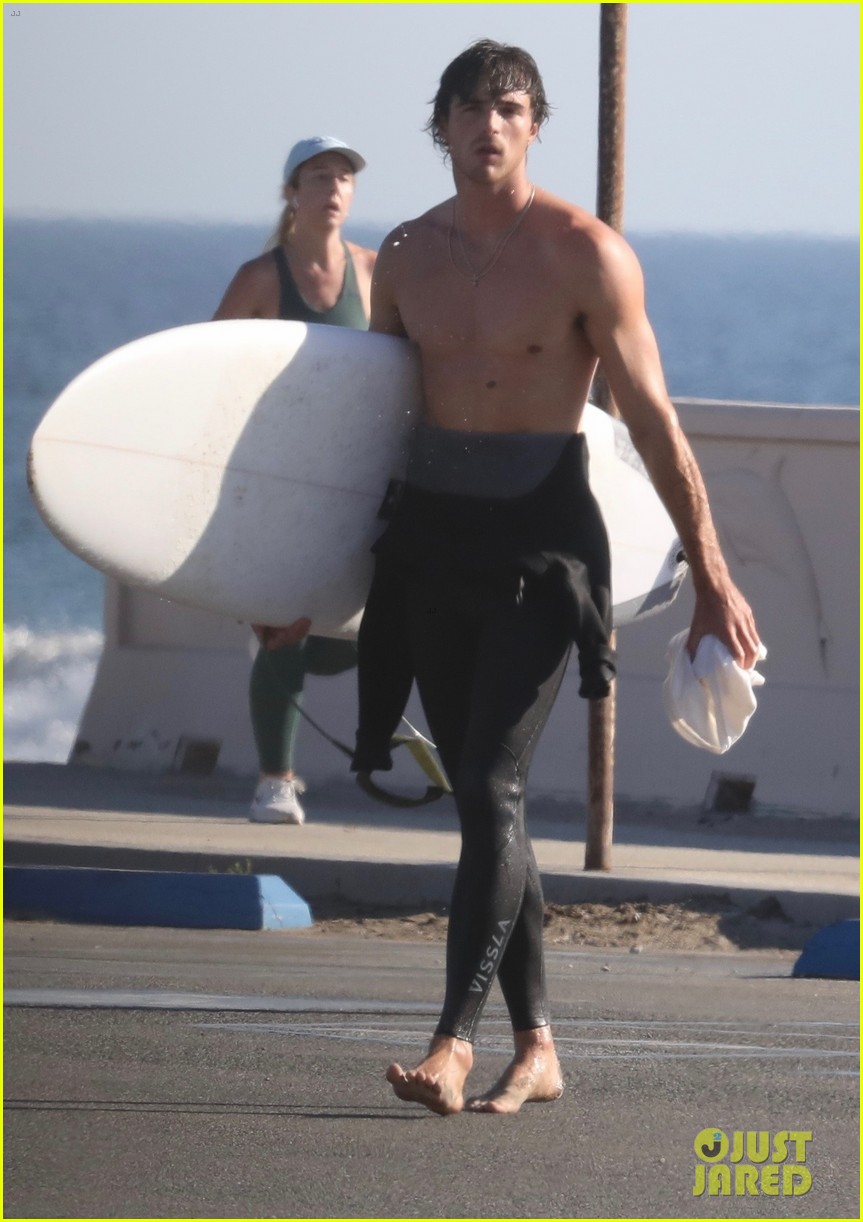 Jacob Elordi is Showing Off His Abs While at the Beach in Malibu!