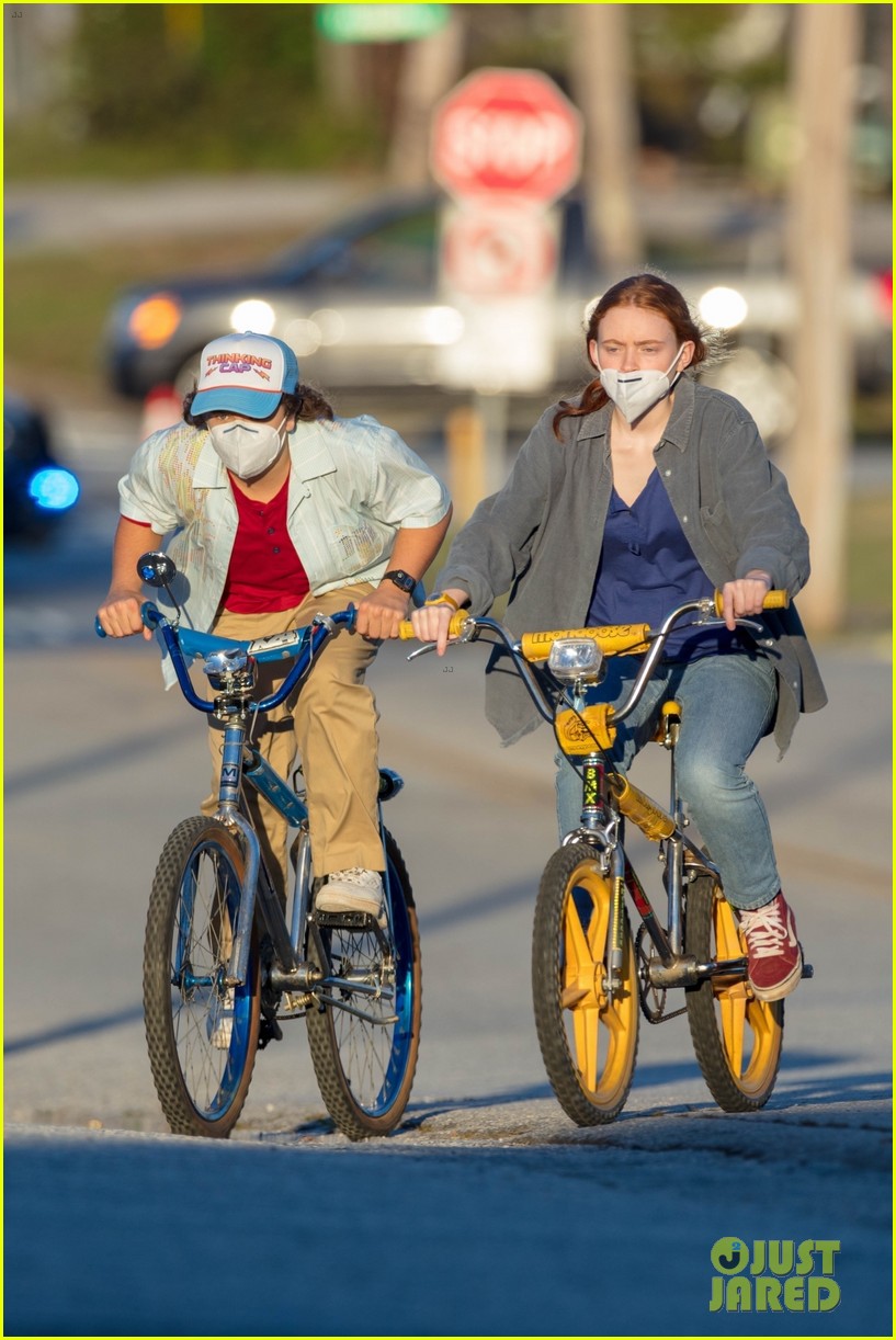 'Stranger Things' Cast Stay Masked Up In New On Set Photos! 