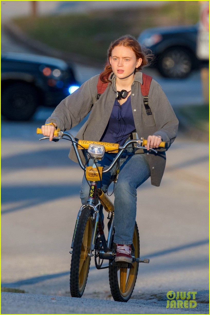 'Stranger Things' Cast Stay Masked Up In New On Set Photos! 