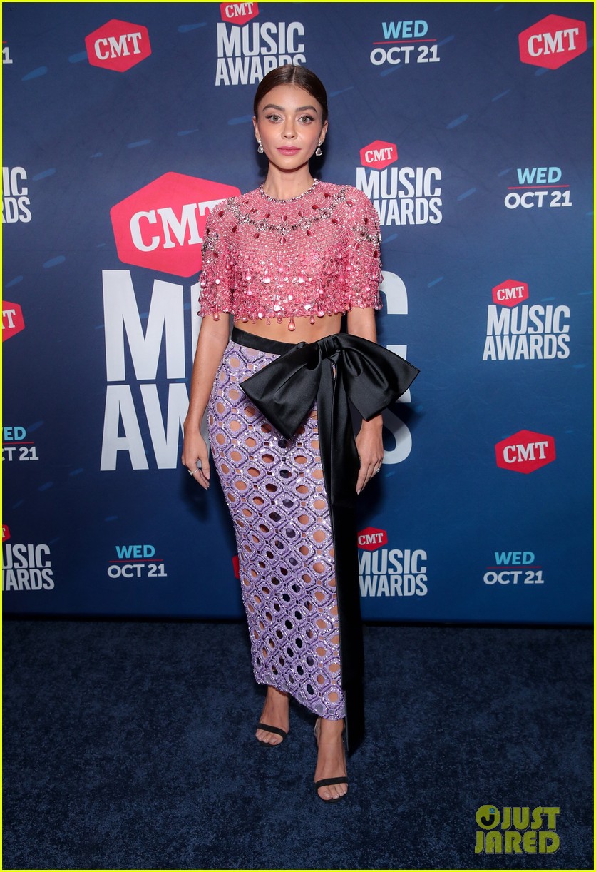 Sarah Hyland Says To Vote On CMT Music Awards 2020 Red Carpet