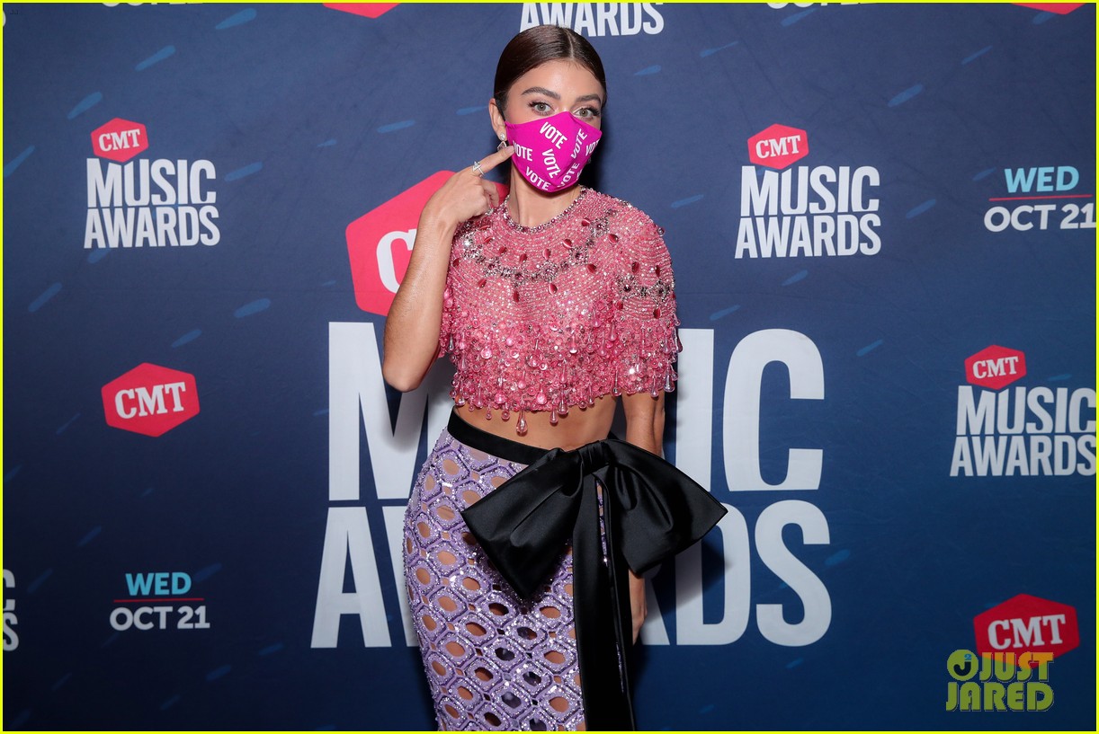 Sarah Hyland Says To Vote On CMT Music Awards 2020 Red Carpet
