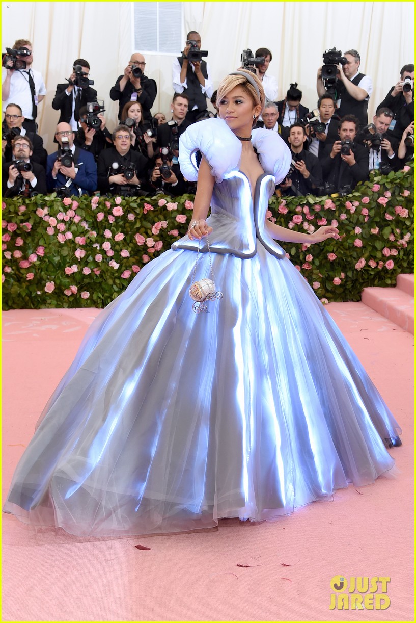 Zendaya Honored With Visionary Award At Green Carpet Fashion Awards 2020