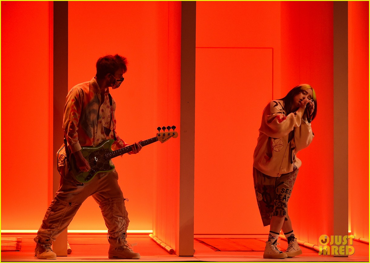 Billie Eilish Sings 'Therefore I Am' at American Music Awards 2020