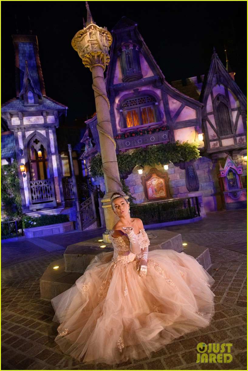 Julianne & Derek Hough Co-Hosting Disney's Magical Holiday Celebration!