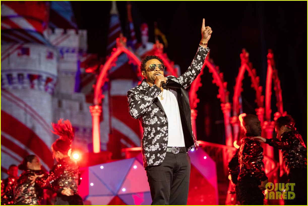Julianne & Derek Hough Co-Hosting Disney's Magical Holiday Celebration!