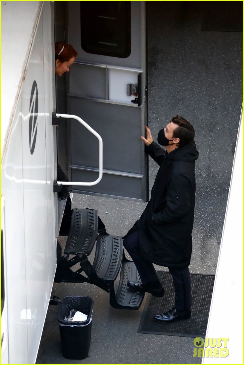Harry Styles Looks Sharp On 'Don't Worry Darling' Set