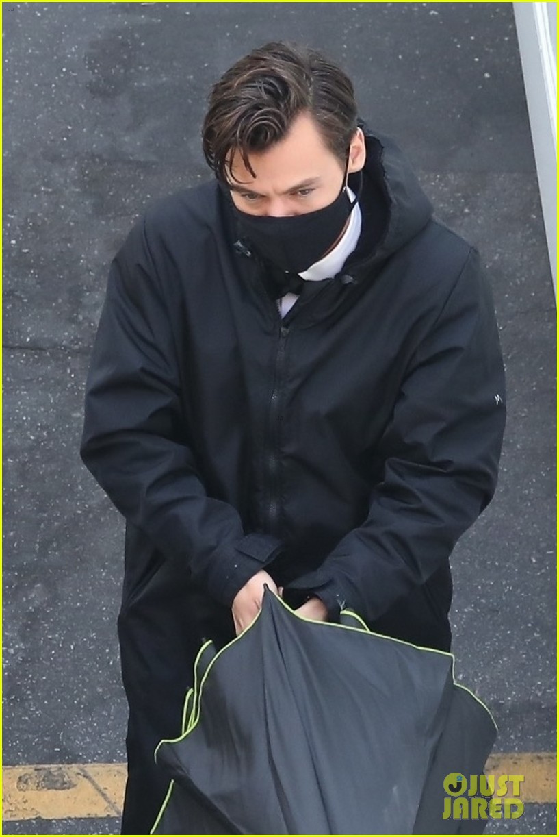Harry Styles Looks Sharp On 'Don't Worry Darling' Set
