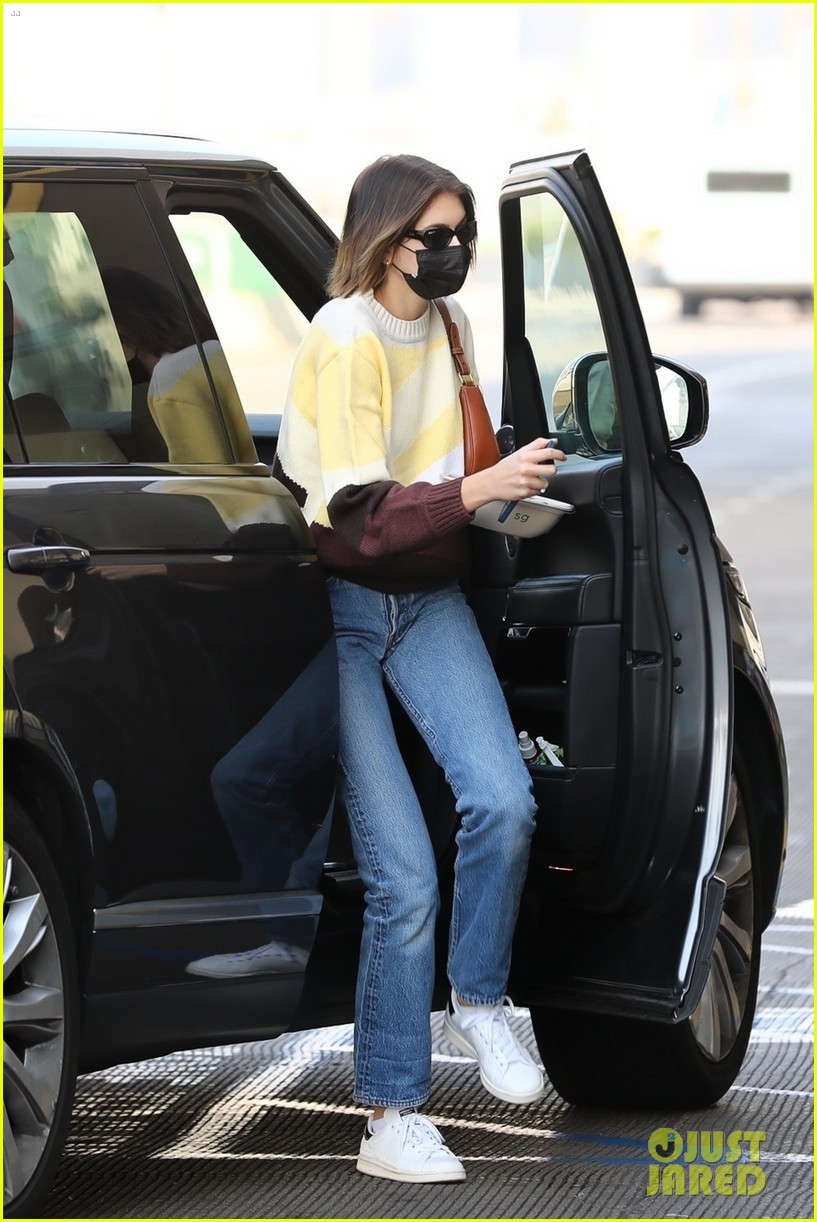 Kaia Gerber Arrives For a Flight Ahead of Thanksgiving